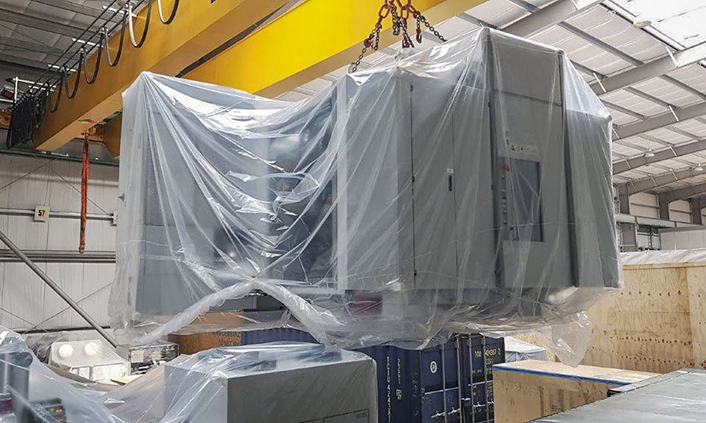 Lagerhaltung | Lagerhalle mit Maschine